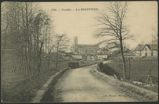 Vues générales du bourg, avec l'église en arrière-plan (vues 1-5, à partir du lieu-dit de la Pierre-Levée, vues 4-5) / F. Monnoir phot. (vue 3) ; Monnoir phot. (vue 5).